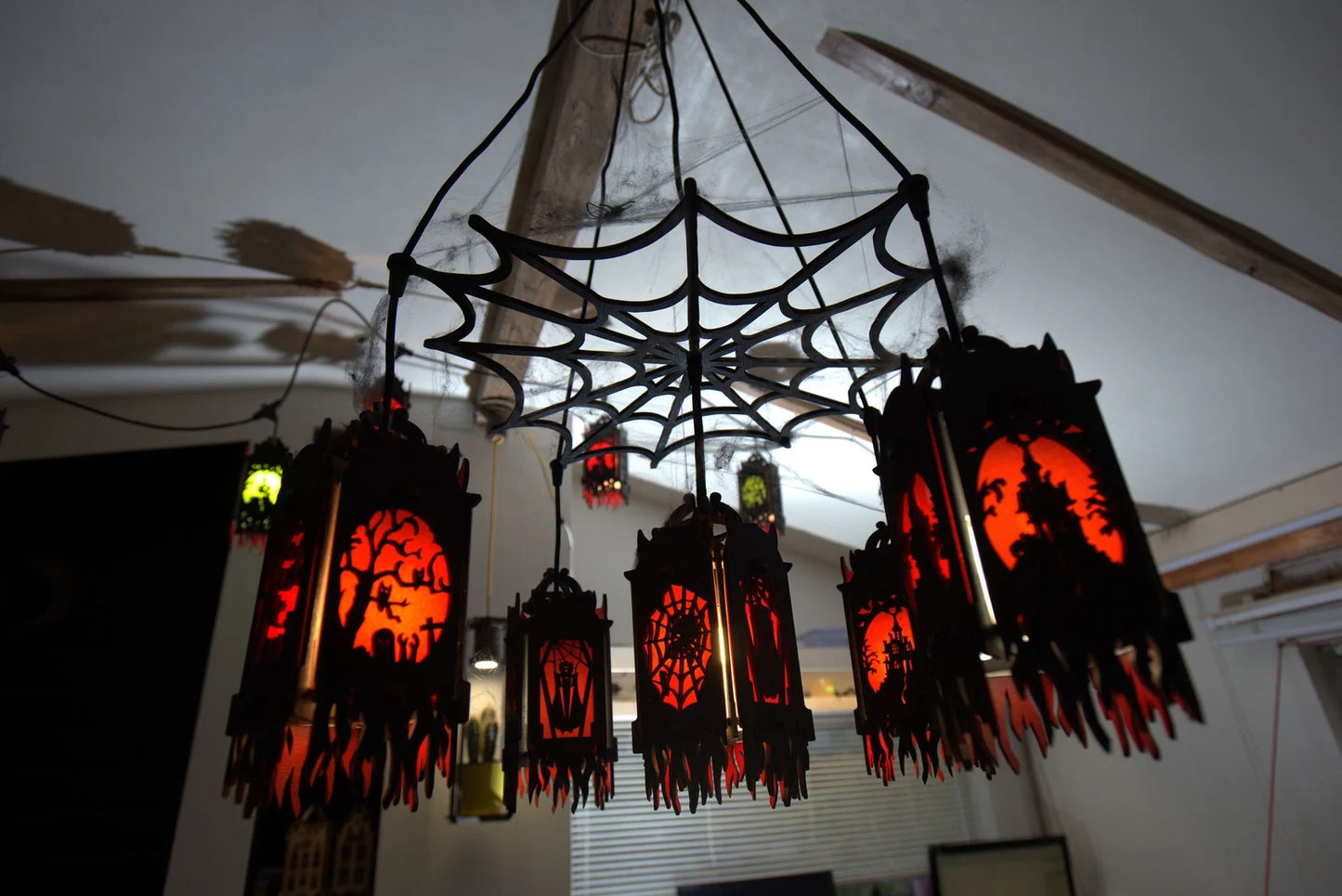 5-lantern Halloween indoor wooden pendant light chandelier with Spider, Haunted House, Owls, and Jack-o-Lantern